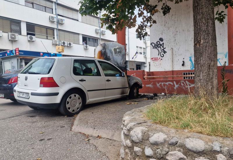 Izgoreni auto u Cernici - Mostar: Požar na automobilu i otvaranje stana